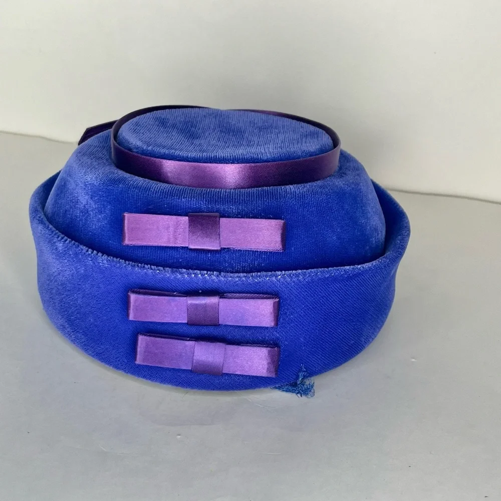 Vintage 1970s blue velvet pillbox hat with purple ribbon detail, EUC - Picture 9 of 9